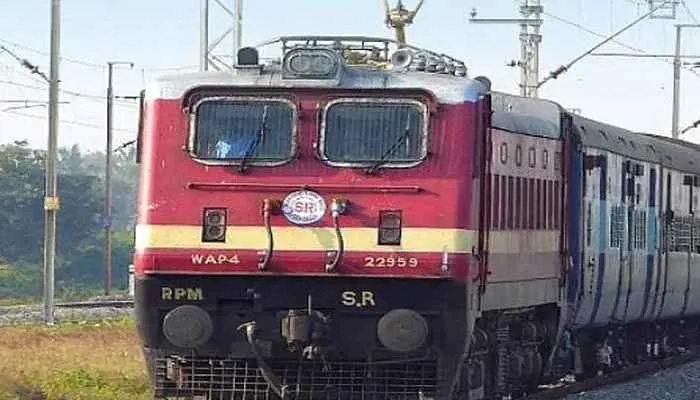 सीतापुर: युवक ने ट्रेन से कट कर दी जान, जानें वजह