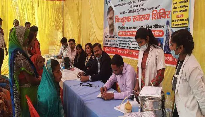 बाराबंकी: मैक्स पॉलीक्लिनिक ने बरबसौली में लगाया गया कैंप, फ्री में दी गईं दवाएं