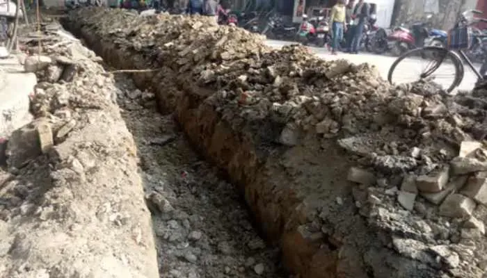 कानपुर: बिना परमिशन के सड़क खोदने पर नगर निगम हुआ सख्त, जेसीबी किया जब्त