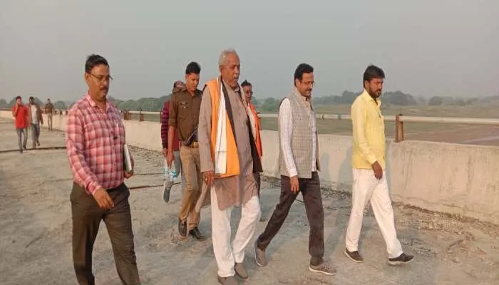 बांदा: औगासी निर्माणाधीन पक्के पुल का विधायक ने किया निरीक्षण, दिए ये निर्देश