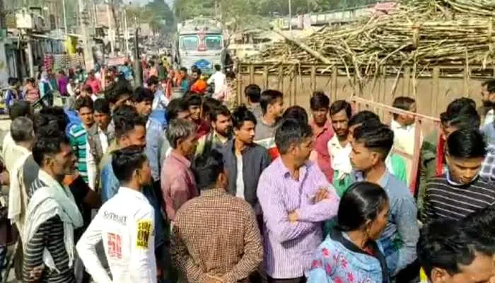 सीतापुर: रिजेक्ट प्रजाति का गन्ना न खरीदने से नाराज किसानों ने लगाया जाम