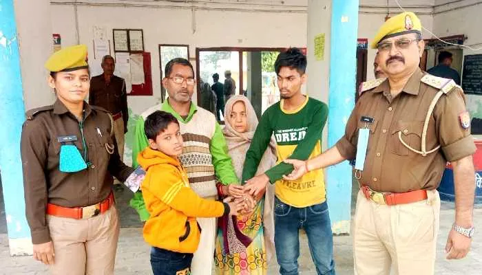सीतापुर: ट्रेन में भटके बालक को पुलिस ने परिवार से मिलाया