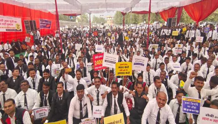 लखनऊ: सेबी पर भड़के कार्यकर्ता, कहा- सहारा से एम्बार्गो हटाएं