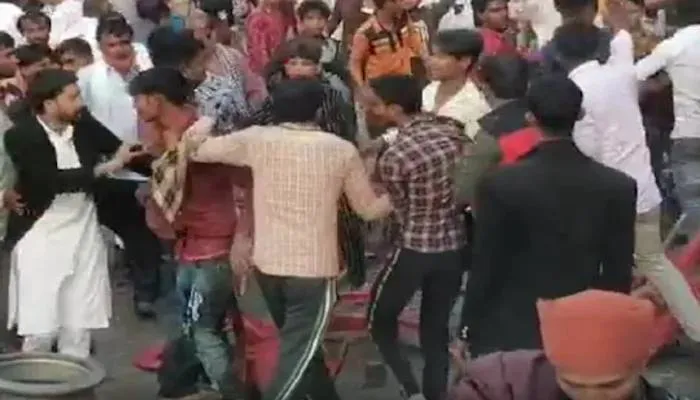 फतेहपुर: शादी महोत्सव में जमकर हुई मारपीट, टूटी कुर्सियां, मची भगदड़, जानें वजह?
