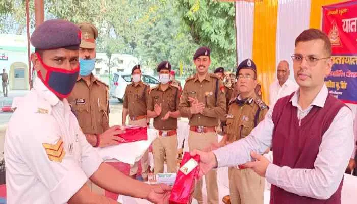 बाराबंकी: डीआईजी ने यातायात माह का किया समापन, कर्मियों को किया सम्मानित