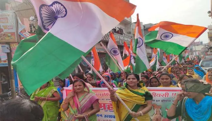अमेठी: भाजपा नेत्री रश्मि सिंह ने निकाली भव्य तिरंगा यात्रा, हजारों लोग हुए शामिल