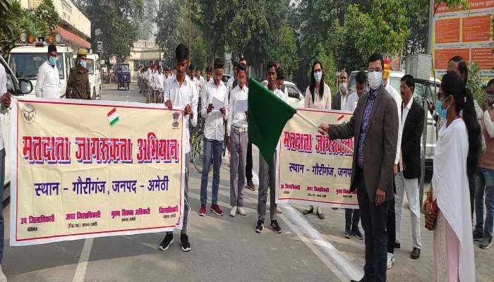 अमेठी: जन जागरूकता रैली को डीएम ने हरी झंडी दिखाकर किया रवाना