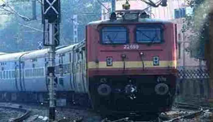 रेल यात्रियों के लिए खुशखबरी! मुंबई व वलसाड के लिए चलेंगी स्पेशल ट्रेनें