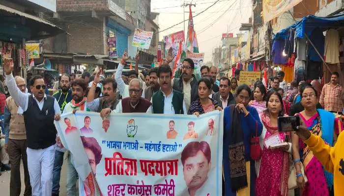 सीतापुर: कांग्रेसियों ने निकाली भाजपा भगाओ-महंगाई हटाओं प्रतिज्ञा पद यात्रा