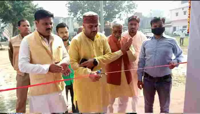 सीतापुर: सरकार की साढ़े चार साल की उपलब्धियों को लेकर लगी प्रदर्शनी, उमड़ी भीड़