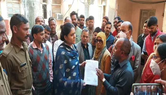 सीतापुर: सोशल मीडिया में पूर्व मंत्री के खिलाफ अभद्र टिप्पणी, समर्थकों ने सौंपा ज्ञापन