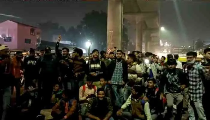 लखनऊ: बसें न मिलने पर परीक्षार्थियों ने चारबाग बस स्टैंड पर किया हंगामा