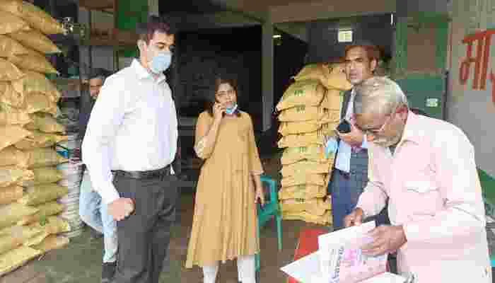 हरदोई: खाद की कालाबाजारी रोकने के लिए प्रशासन ने मारा ताबड़तोड़ छापा