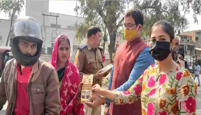 सीतापुर: परिवहन विभाग के अफसरों ने यातायात के प्रति लोगों को किया जागरूक