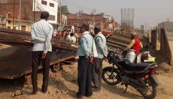 अयोध्या: निर्माणाधीन फ्लाईओवर के पिलर का सांचा गिरा, मजदूर घायल