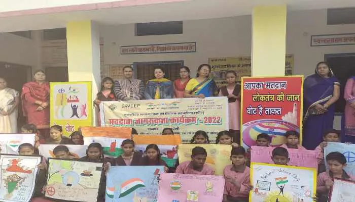 रायबरेलीः विशेष मतदाता पुनरीक्षण अभियान के लिए मीना मंच ने बनाए पोस्टर