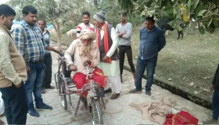 हरदोई: असहाय वृद्ध को खंड शिक्षा अधिकारी ने भेंट की ट्राई साइकिल