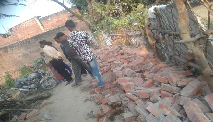 लखनऊ: आवास विकास कर्मचारी के अवैध निर्माण पर चला बुलडोजर