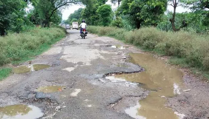 सीतापुर: सौ गांवों को जोड़ने वाला मुख्य मार्ग जर्जर, लोग परेशान