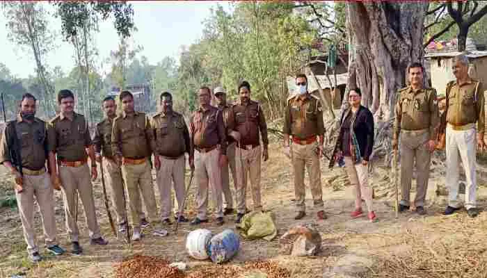 अमेठी: आबकारी विभाग ने की छापेमारी, 52 लीटर अवैध शराब बरामद