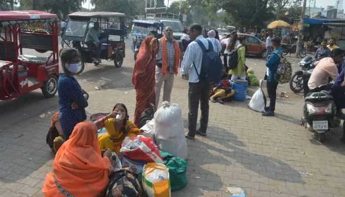 पीएम मोदी की रैली में गईं बसें, अयोध्या में यात्री दिखे बेबस