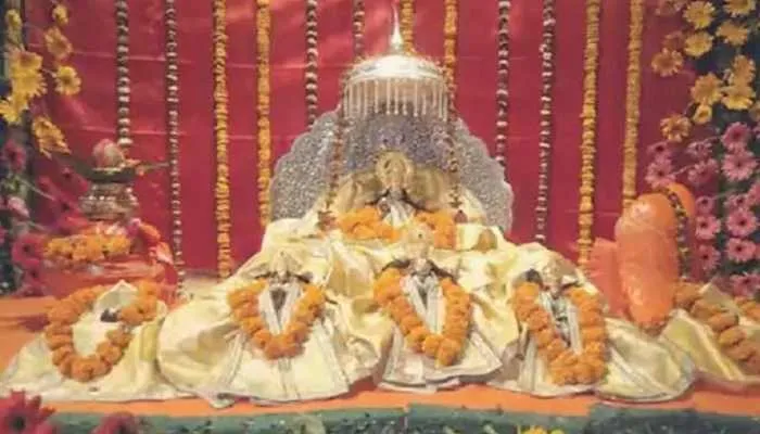 अयोध्या: रामलला को ओढ़ाई गई मखमली रजाई, लगाया गया ब्लोअर