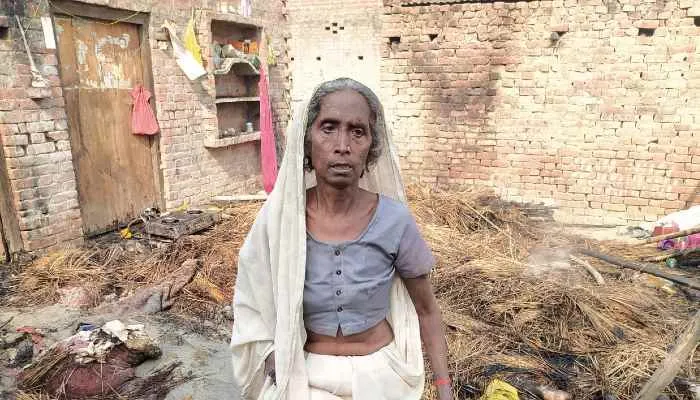बाराबंकी: खाना बनाते समय सिलेंडर से लगी आग, गृहस्थी का सामान जलकर खाक