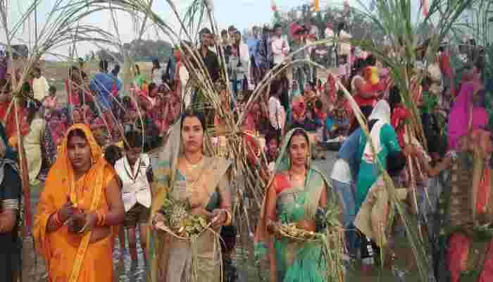गोरखपुर: छठ व्रती महिलाओं ने डूबते सूर्य को दिया अर्घ्य