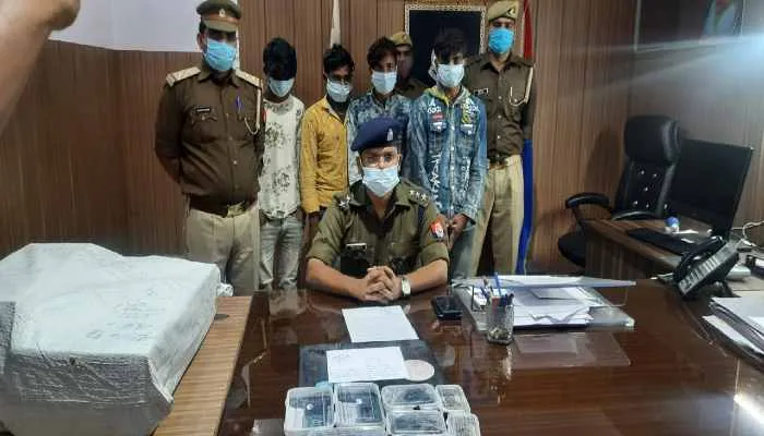 हरदोई: मोबाइल शॉप पर चोरी करने वाले चार चोरों को पुलिस ने किया गिरफ्तार