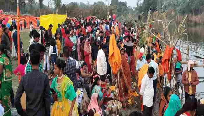 रायबरेली: छठ पूजा पर अस्ताचलगामी भगवान सूर्य को महिलाओं ने दिया अर्घ्य