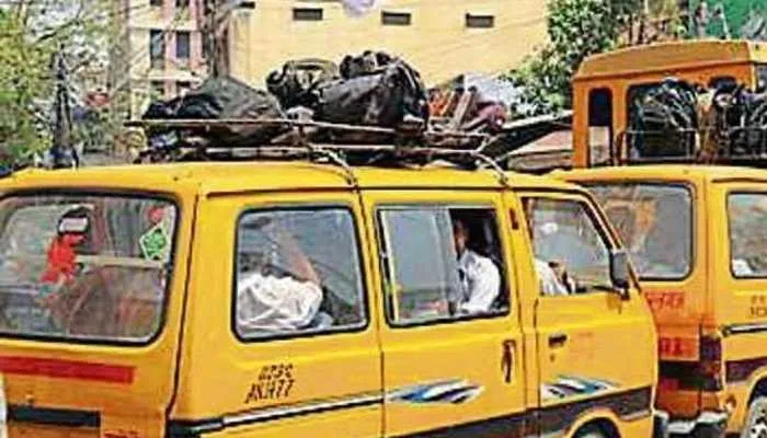 लखनऊ: स्कूली वाहनों में जान हथेली पर रख कर सफर करने को मजबूर मासूम छात्र