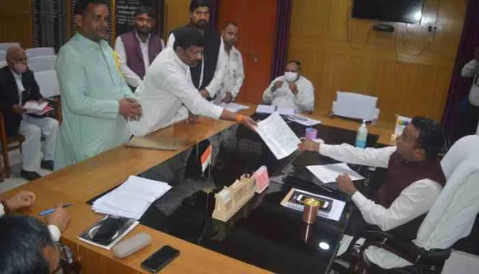 अयोध्या: बीडीसी सदस्यों ने जिलाधिकारी को ज्ञापन सौंप मांगी ये सुविधाएं