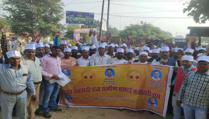 अयोध्या: पदयात्रा कर सफाई कर्मियों ने मांगी पदोन्नति, डीएम को सौंपा ज्ञापन