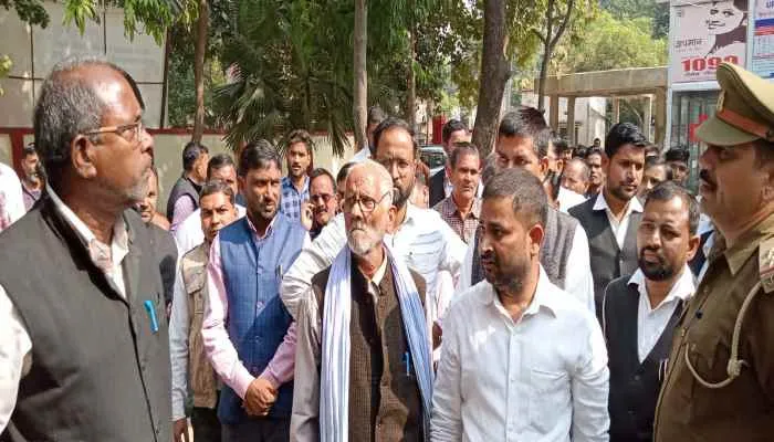 रायबरेलीः अधिवक्ताओं ने कोतवाली का किया घेराव, जमकर काटा हंगामा, जानें मामला