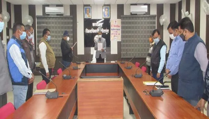 सीतापुर: डीएम व एसपी ने संविधान दिवस पर दिलाई शपथ