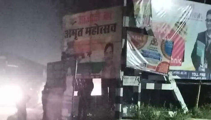 लखनऊ: बसपा उम्मीदवार के कार्यकताओं ने भाजपा चेयरमैन की फाड़ी होर्डिंग, समर्थकों में आक्रोश