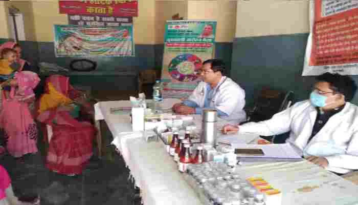 बाराबंकी: स्वास्थ्य के प्रति लापरवाह दिखे पीएचसी सेंटर के कर्मचारी