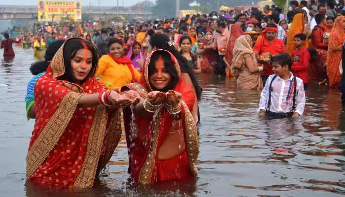 लखनऊ: अस्ताचलगामी भगवान भास्कर को अर्घ्य देने के लिए घाट पर उमड़ा सैलाब