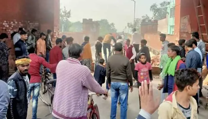 उन्नाव: जाम में फंसे लोगों ने आक्रोशित होकर तोड़ी पुराने गंगा पुल की दीवार, जानें फिर क्या हुआ?