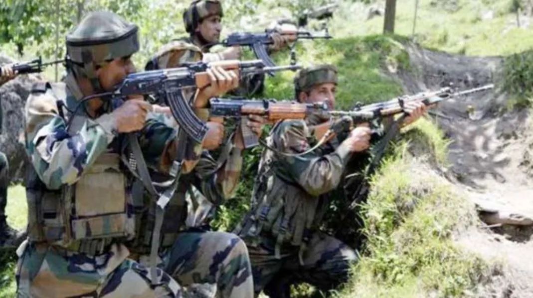 जम्मू-कश्मीर: कुलगाम में आतंकियों से टकराए सुरक्षा बलों के जवान, TRF के कमांडर समेत 5 आतंकी किए ढेर