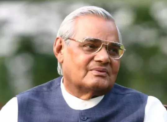 पहरा कोई काम न आया, रसघट रीत चला, जीवन बीत चला…