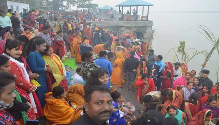 अयोध्या: छठ व्रती महिलाओं ने सरयू घाट पर उगते सूर्य को दिया अर्घ्य