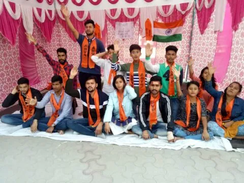 हल्द्वानी: सीओ सिटी को बर्खास्त करने की मांग पर अड़े छात्रनेता, एमबीपीजी कॉलेज में धरने पर बैठे