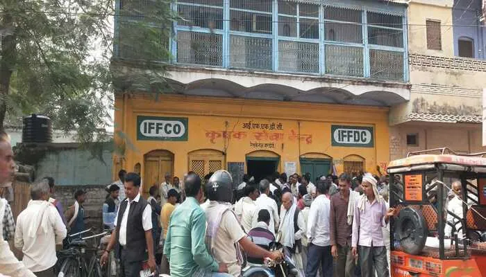 हरदोई में खाद के लिए मारामारी, दर-दर भटकने को मजबूर किसान