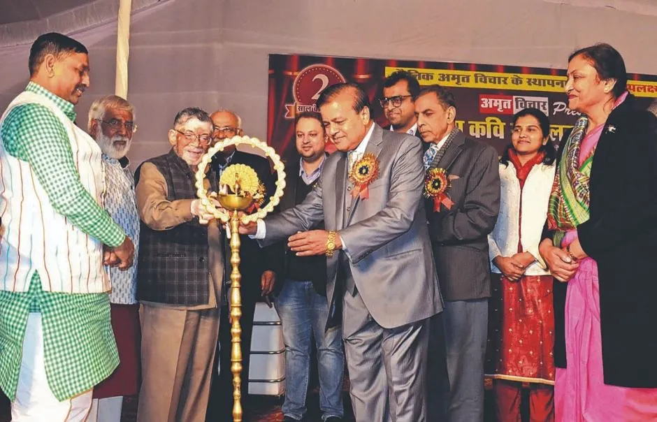 बरेली: प्रख्यात शायर प्रोफेसर वसीम बरेलवी का अमृत विचार ने किया अभिनंदन