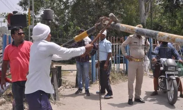 बरेली: पीताम्बरपुर में पिकअप ने टक्कर मारकर तोड़ा बूम, फाटक पर लगा लंबा जाम, चालक गिरफ्तार