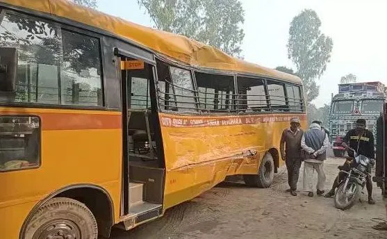 बरेली: स्कूल बस में टूरिस्ट बस ने मारी टक्कर, आठ बच्चे घायल, एक बच्ची की हालत गंभीर
