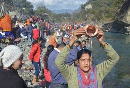हल्द्वानी: कार्तिक पूर्णिमा पर लोगों ने किया गंगा स्नान