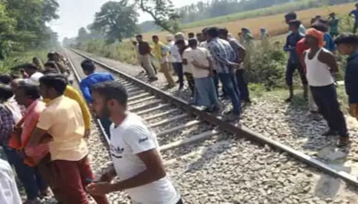 अयोध्या: रेल क्रासिंग पार करते समय एक ही परिवार के पति-पत्नी व बच्चे समते चार की मौत