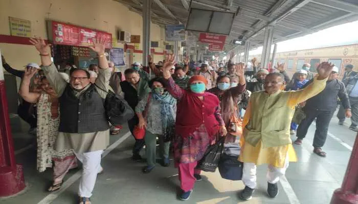 अयोध्या: रामायण स्पेशल ट्रेन से आये यात्रियों पर हुई पुष्प वर्षा